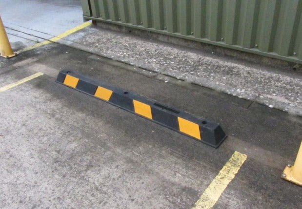 Durable Rubber Wheel Kerb with Fixings for Driveways & Parking Areas