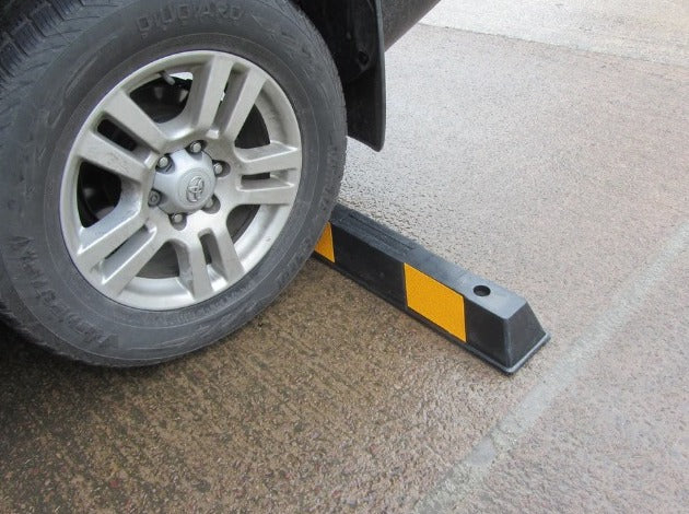 Durable Rubber Wheel Kerb with Fixings for Driveways & Parking Areas